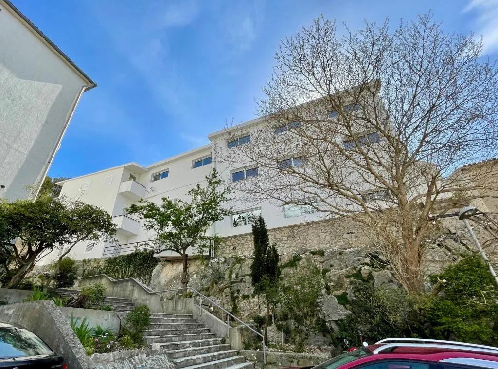 Villa Lory rear facade and garden in Makarska
